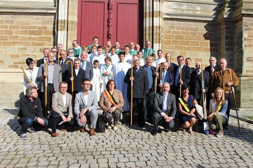 Net voor de aanvang van de viering werd pastoor Alexander verwelkomd door het stadsbestuur en de voorzitters van de kerkraden © alexander vandaele