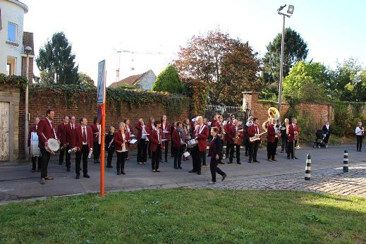 Enthousiast stapten meer dan 900 aanwezigen in het voetspoor van de harmonie van Okegem naar het klooster voor de receptie met frietjes © alexander vandaele