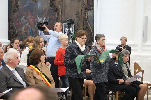 Het aanbrengen van de gaven en de sacramentaliën gebeurde door medewerkers uit verschillende geloofsgemeenschappen van groot-Ninove © alexander vandaele