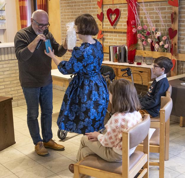 Jan Rossaert overhandigt attenties vanuit de dienst zorgpastoraat © Jan Mortier