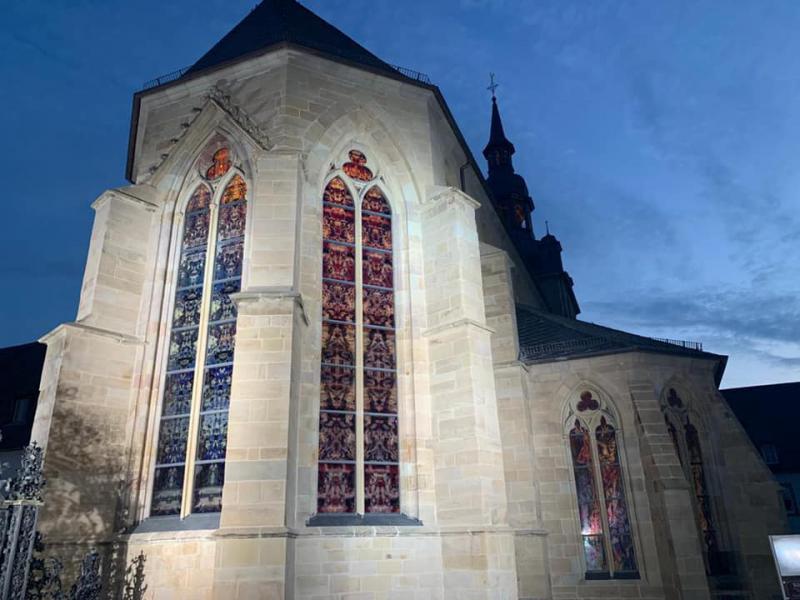 De glasramen van Gerhard Richter gezien vanaf de buitenkant van de abdijkerk. © FB Abdij Tholey