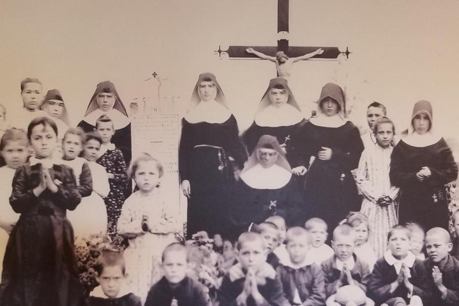 Adele Brise (midden) samen met de eerste zusters en leerlingen van de kostschool, gefotografeerd na 1890 © Nationaal Heiligdom van Onze Lieve Vrouw van Champion