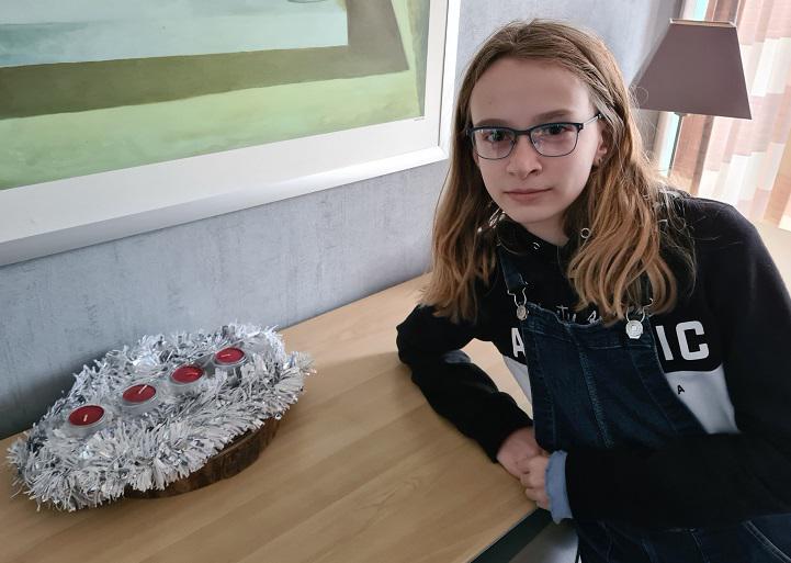 Catho Leerberghe met haar adventskrans, gemaakt van kerstversiering 