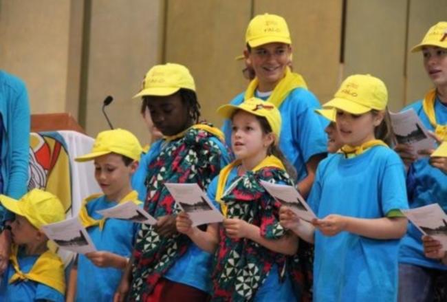 zingende jongeren in Lourdes met Falo © Kerk Stekene en Sint-Gillis-Waas
