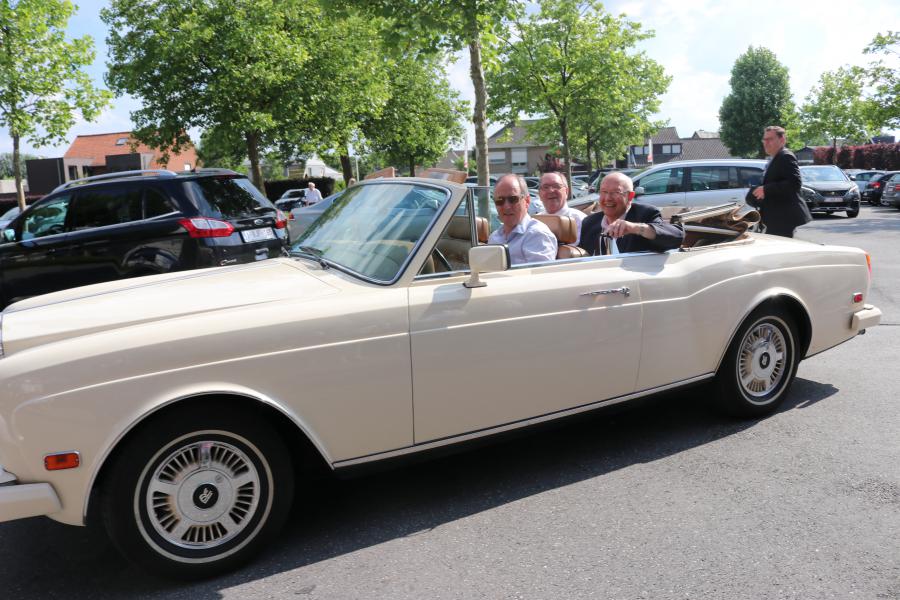 De gevierden werden in een oldtimer Rolls Royce naar de receptie gebracht © Geert Vanhaverbeke