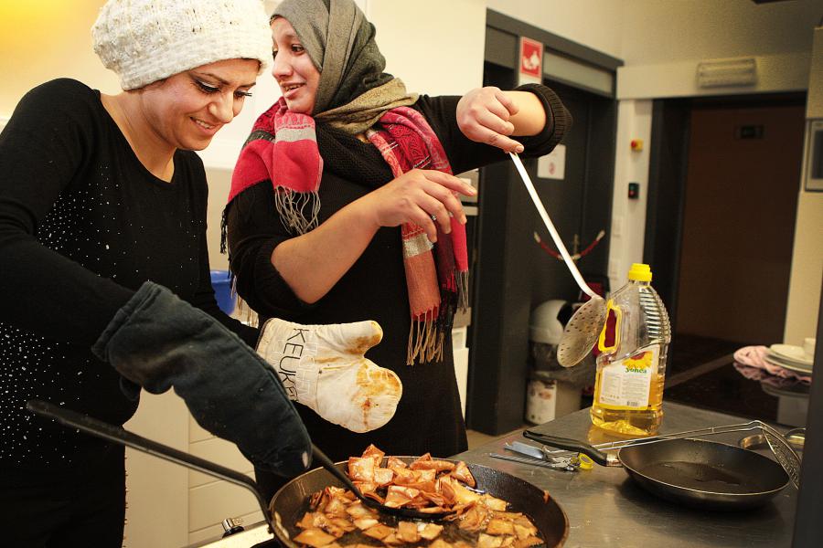 Noura (links): In de voorbereiding van kibbeh kruipt makkelijk 'n hele dag werk.