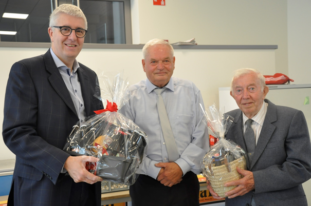 Op de foto de eregenodigde Pieter Timmermans (gedelegeerd bestuurder Verbond Belgische Ondernemingen),  Odilon Van Der Elst (onderwijzer Sint - Aloysiuscollege 1949-1958) met organisator van de reünie Antoine Callebaut. © Katia De Coster