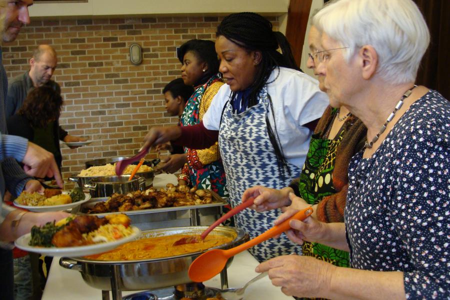 Arlette, Sabine en Viviane aan het buffet. 