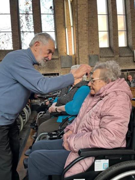 90-jarige Leon deelde mee het askruisje uit 