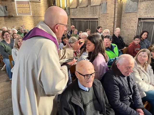 Jong en oud ontving het askruisje -  'Bekeer u en geloof in de Blijde Boodschap' 