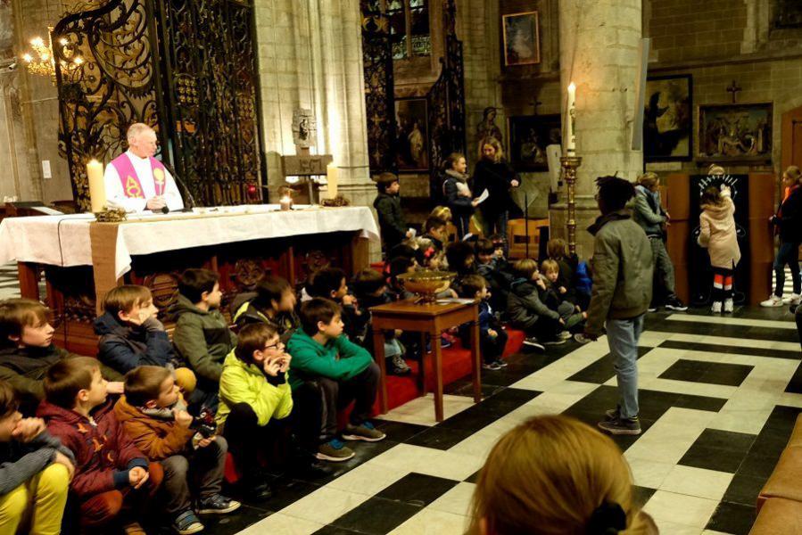 Op tocht gaan naar de andere, hoe beginnen we eraan? De kinderen beeldden het uit door een mannetje aan te kleden met ogen, oren, handen en voeten. © hc 