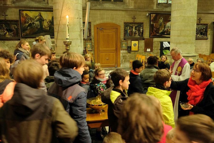 Eerst kregen de kinderen een askruisje. © hc 
