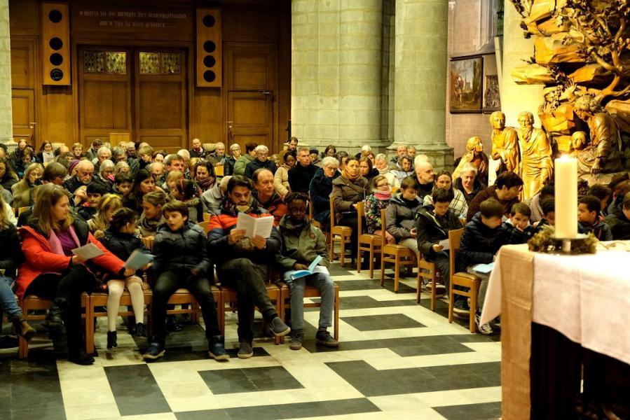 Kinderen met ouders of grootouders, parochianen vanuit de verschillende gemeenschappen vulden de kerk van Alsemberg. © hc 