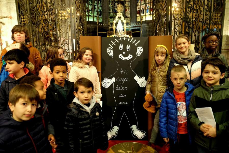 “Veertig dagen delen voor meer,” nodigt het vastenmannetje ons uit. Hij krijgt deze vastentijd zijn stek in de kerk van Rode, maar zijn vraag richt zich tot ons allen. © hc 