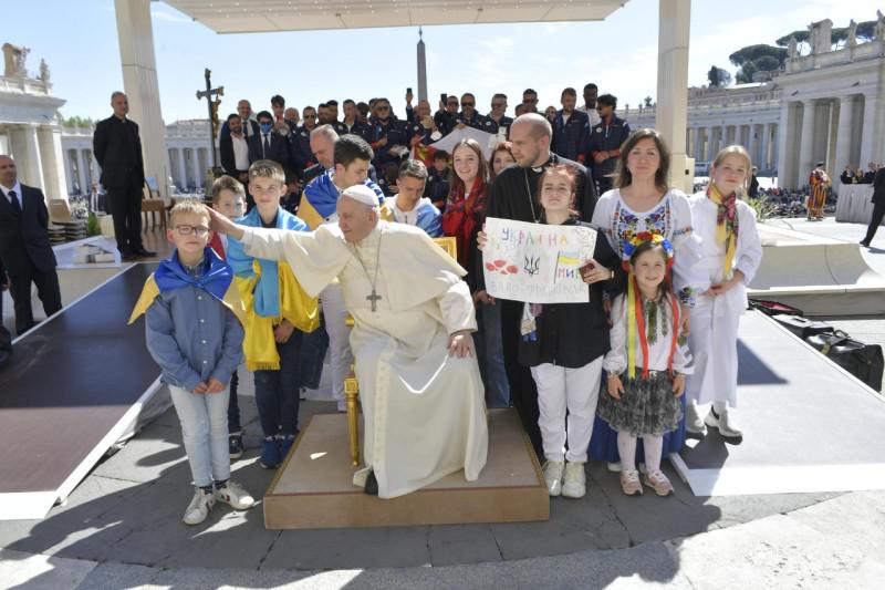 Zittend, tijdens een ontmoeting met kinderen uit Oekraïne © Vatican Media