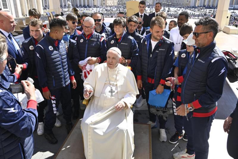Als het ware door de kniepijn 'gedwongen' op zijn troon gezet © Vatican Media