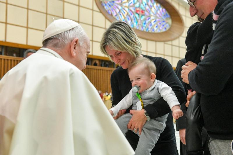 Gelovigen werden op het podium geroepen © Vatican Media