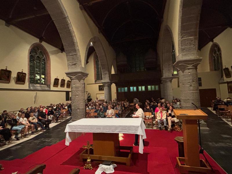 Op het einde van de avond vallen we samen stil met ouders en  vormelingen. 