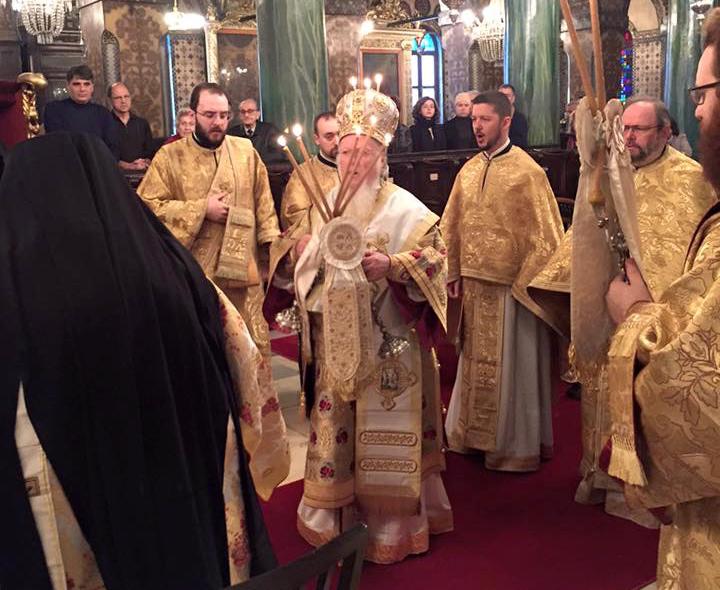 De delegatie viert de eucharistie met patriarch Bartholomeos. © Tommy Scholtes