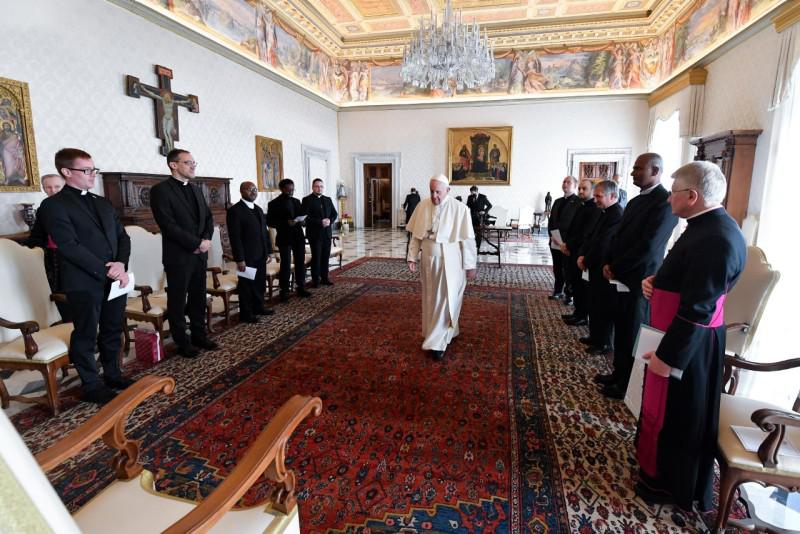 Paus Franciscus met de leden van de delegatie van het Pauselijk Belgisch College © Vatican Media