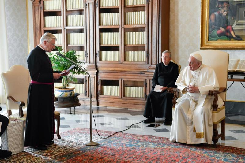 Rector Dirk Smet van het Pauselijk Belgisch College spreekt de paus toe © Vatican Media