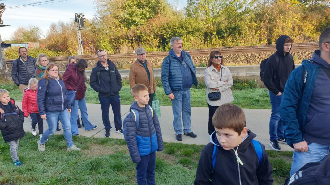 bedevaarders bij de spoorweg 