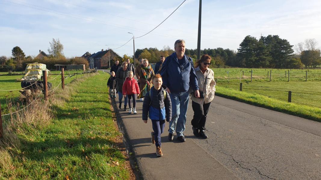 bedevaarders op weg 
