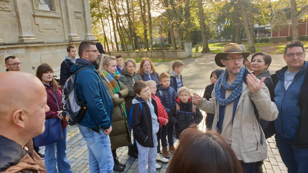 bedevaarders voor de basiliek 