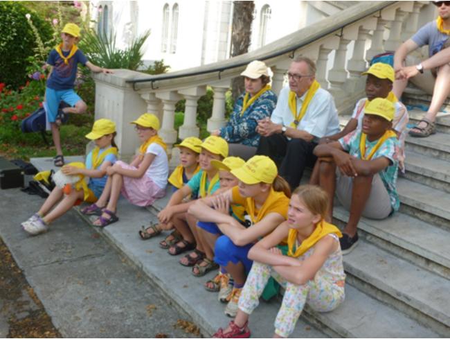 jongeren in Lourdes met Falo © Kerk Stekene en Sint-Gillis-Waas