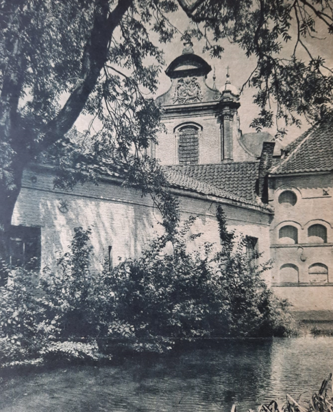 Ninove: een schoon beluik: de binnenplaats der voormalige abdij, aan den rand van een glanzend water met, er bovenuit, den voorgevel der vroegere abdijkerk © foto en tekst van vrijdag 15 juli 1938