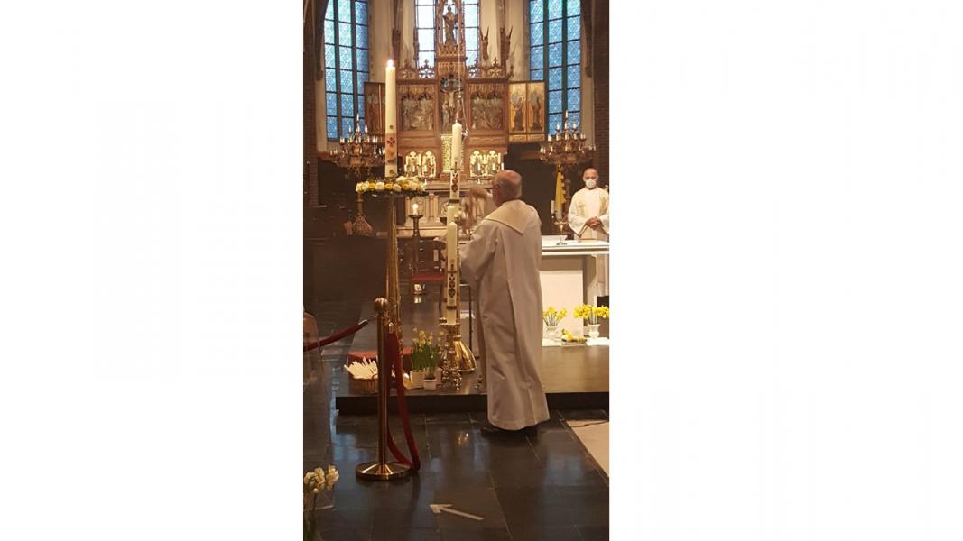 Bewieroken van de paaskaarsen © Parochie Heilige Helena