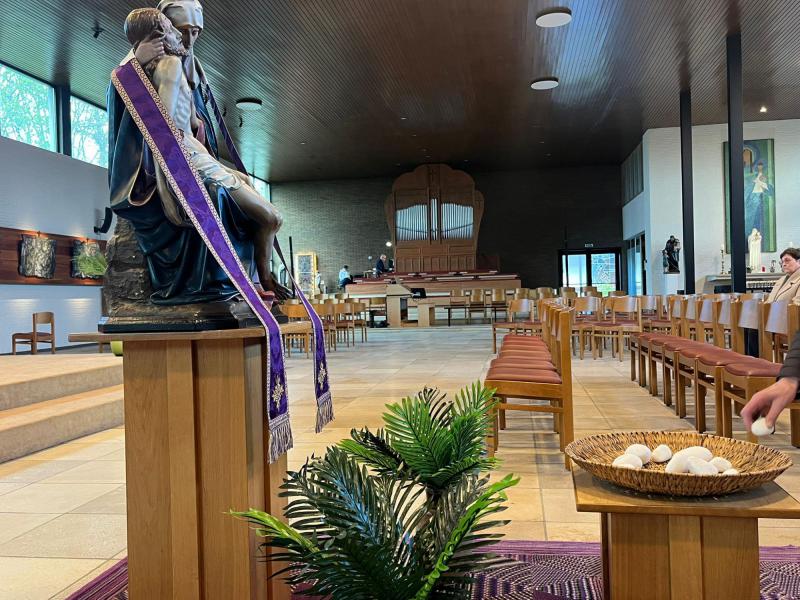 Wat ons hart verhard leggen we symbolisch bij Maria. 