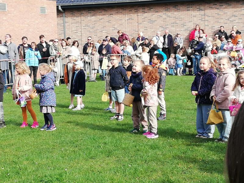 In spanning wachten op de klok met haar waardevolle lading © Anita