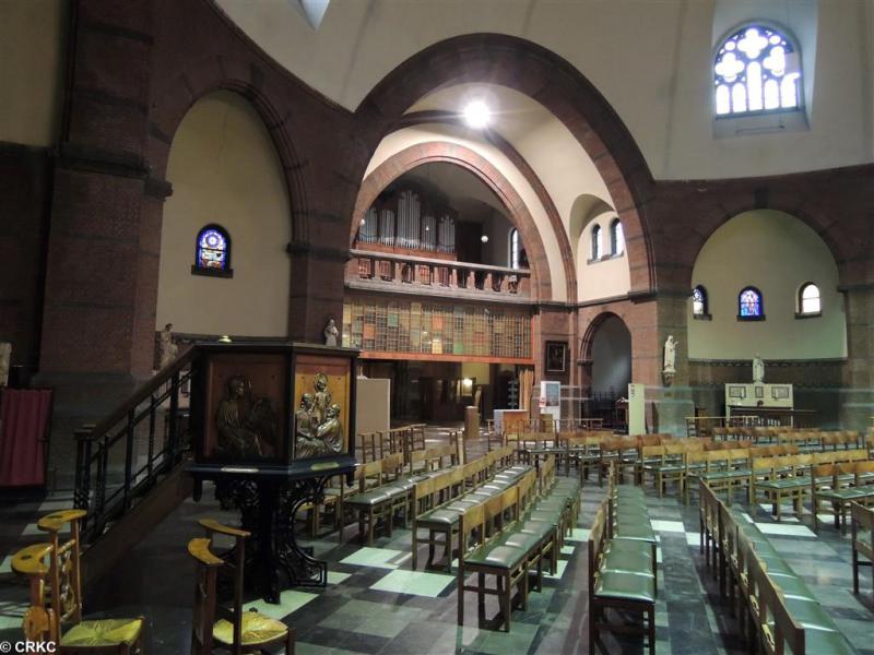 Binnenzicht op de preekstoel en het orgel 