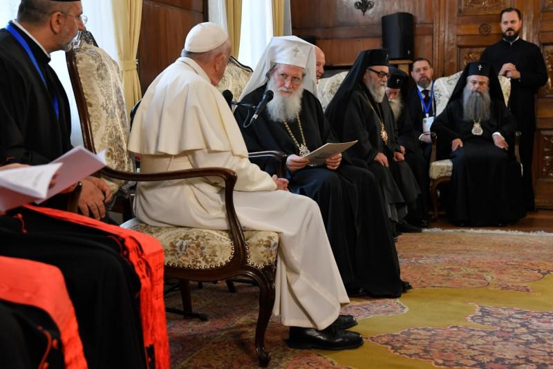 Paus Franciscus met patriarch Neofit en leden van de H. Synode © Vaticaan Media