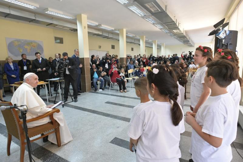 Bezoek aan het Caritascentrum en vluchtelingen in Sofia © Vatican Media