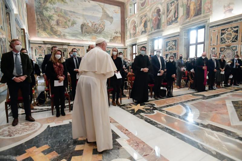 Paus Franciscus wordt begroet door de Franse ondernemers © Vatican Media