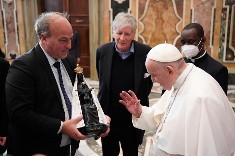 Zegening van het Mariabeeld dat Franse ondernemers hadden meegebracht naar Rome © Vatican Media