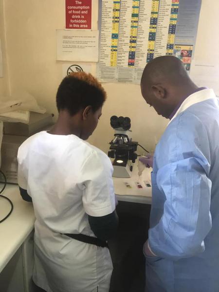 Bloedtesten in de AIDSafdeling © The Uganda nurses 2019