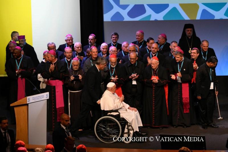 Samen met de bisschoppen van de regio van de Middellandse Zee © Vatican Media