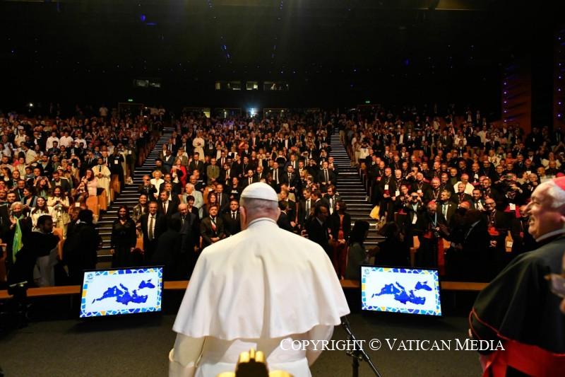 Paus spreekt de deelnemers van  de conferentie van de Middelandse Zee toe © Vatican Media