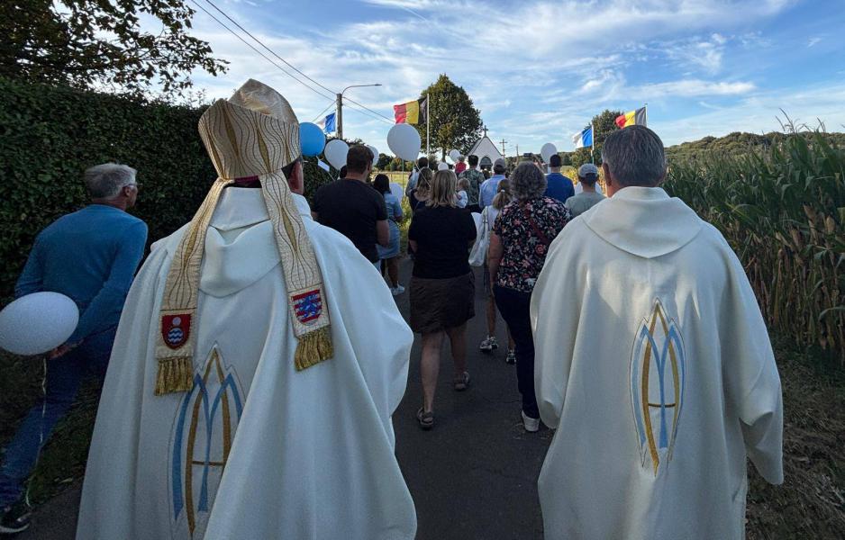  We trokken in processie naar de Bouvelokapel. 