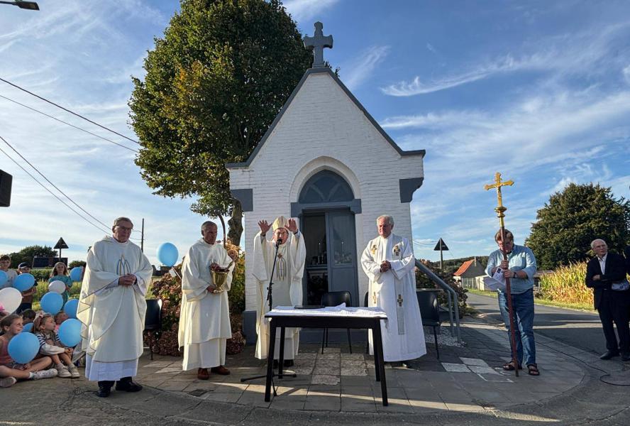  Bisschop Lode Aerts zegende de 100-jarige kapel in. 
