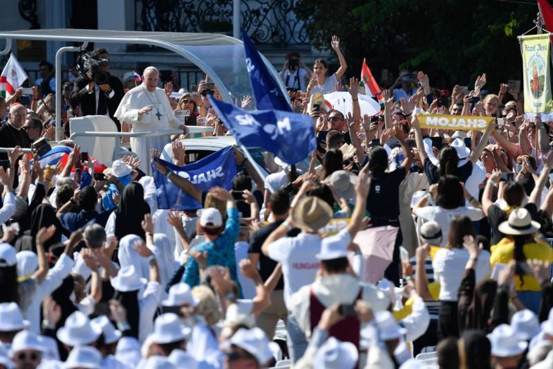 Paus Franciscus kreeg een hartelijk onthaal op het Heldenplein © Vatican Media
