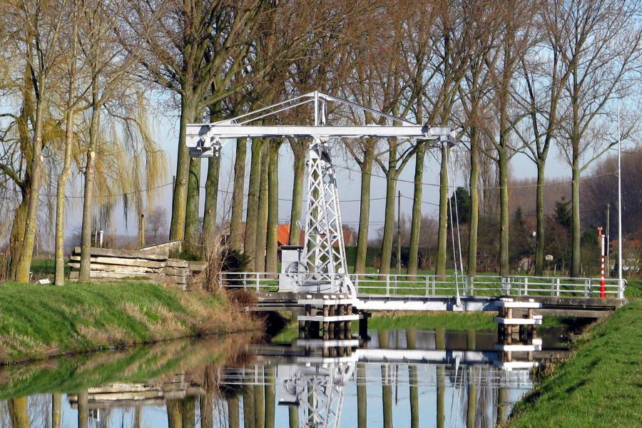 Het brugje over een kanaal in Spiere © Letangre Charles, CC BY-SA 3.0, via Wikimedia Commons