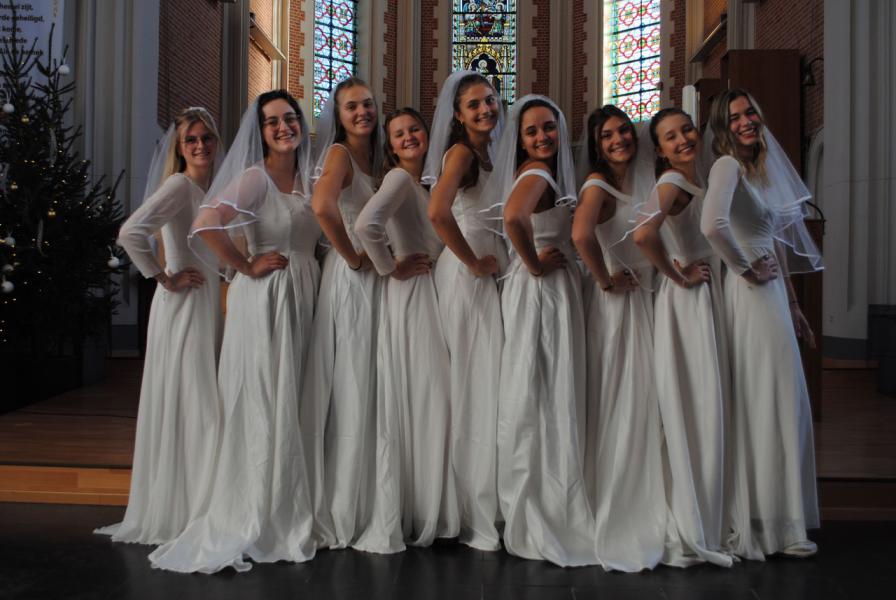 Negen chirobruidjes, voor het altaar in onze kerk © RvH