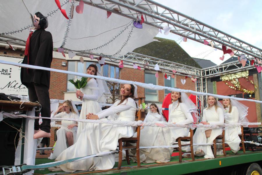 De bruidjes op de stoelen op hun wagen © RvH