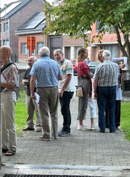 Nog gezellig napratend buiten de kerk © Sjalom Boutersem