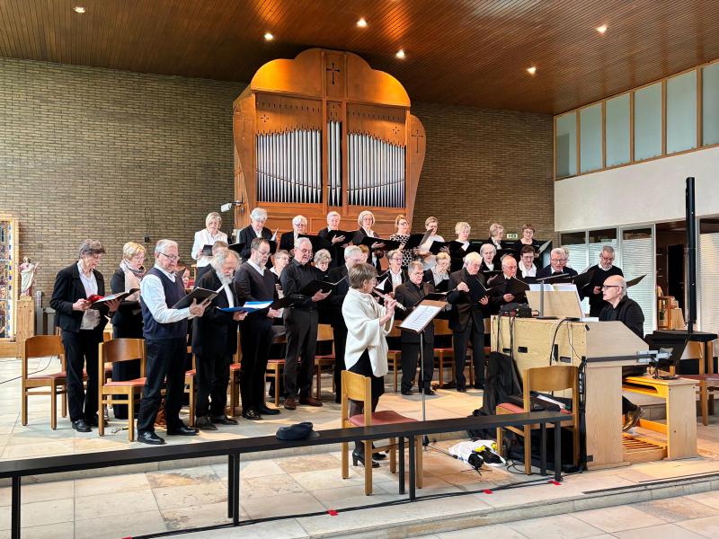 Het Vincent en St. Stefanuskoor luisterde de viering op. 