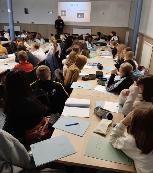 Ook op zondagnamiddag in het PeeCee Kaffee probeerde Luc op vurige wijze de vormelingen warm te maken voor de bibliotheek van de christenen, de Bijbel. © Evelien Van Heyst